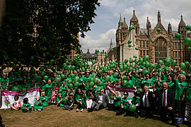 Hundratals HS familjemedlemmar deltog i ett möte i London i juni 2010, för att belysa behoven hos personer med HS och de förmodade ökade prevalenssiffrorna   